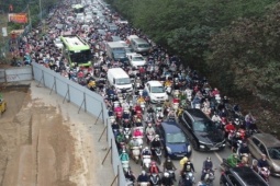Tin tức trong ngày - Tắc 'khủng khiếp' trên đại lộ Thăng Long vì hàng rào thi công vẫn chưa điều chỉnh