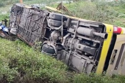 Tin tức trong ngày - Xe khách chở 13 người lao xuống vệ đường