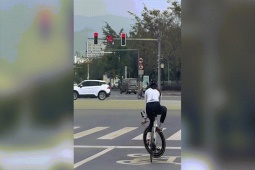 Xe máy - Xe đạp - Clip: Cô gái thể hiện khả năng giữ thăng bằng xe đạp siêu đỉnh