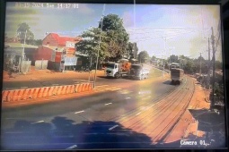 Ô tô - Clip: Kinh hoàng xe tải đâm đổ cột đèn xiên ngang ô tô con