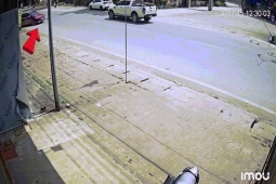 Ô tô - Clip: Tài xế quay đầu thiếu quan sát bị ô tô tải đâm ngang xe