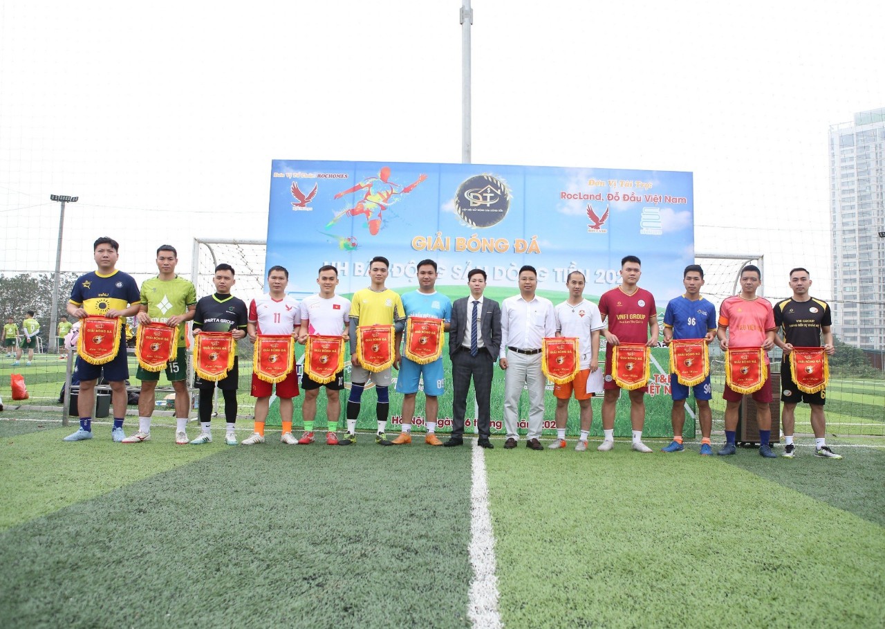 Ông Trần Quốc Cường(Chủ Tịch CLB) và Ông Lê Văn Chiến(Phó Chủ Tịch CLB) trao cờ lưu niệm cho đội trưởng các đội bóng
