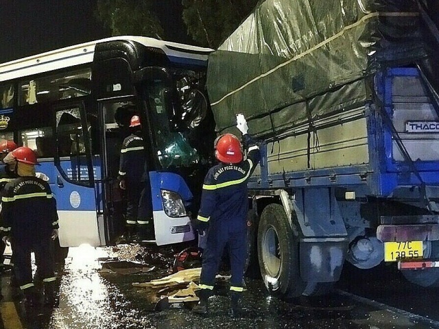 Tin tức trong ngày - Ôtô chở khách nước ngoài gặp nạn, một người chết