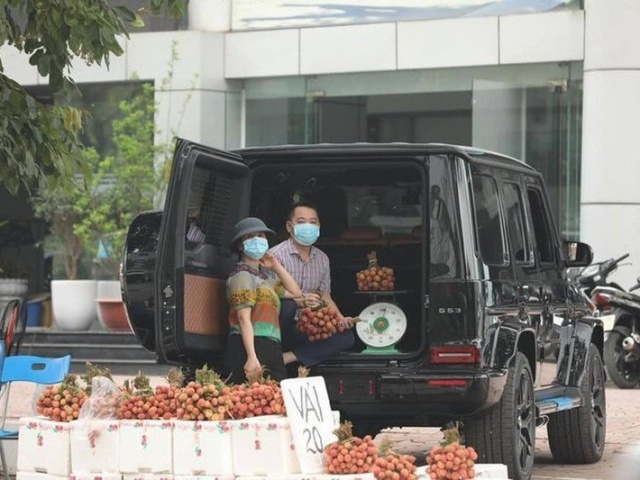 Bạn trẻ - Cuộc sống - Chuyện thật như đùa: Lái xế hộp tiền tỷ đi bán hàng rong