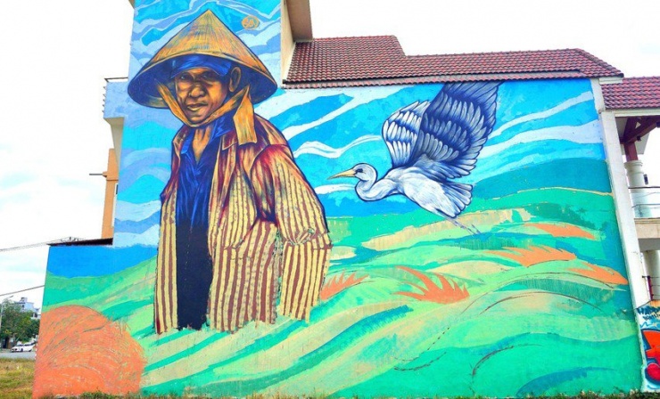 Những bức tranh này sẽ bị xoá bỏ vì chưa được cấp phép. Ảnh: MINH TRƯỜNG.