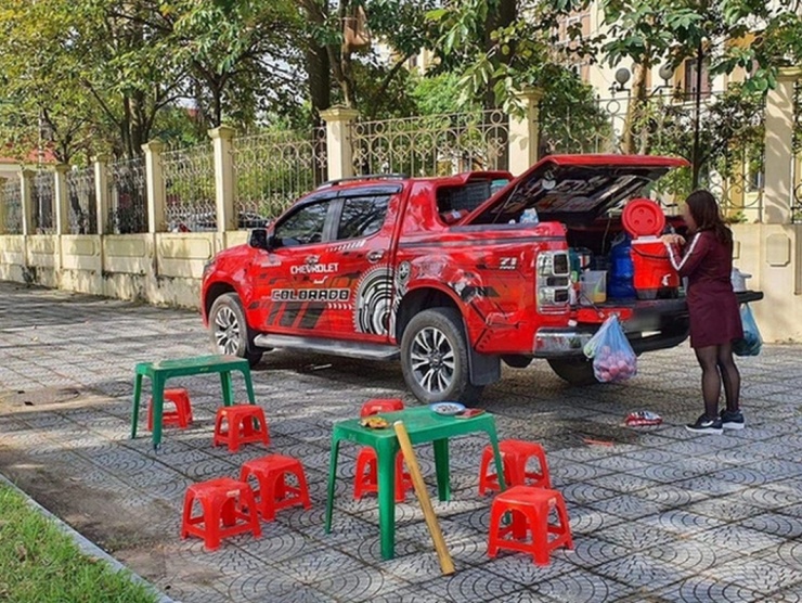 Chuyện thật như đùa: Lái xế hộp tiền tỷ đi bán hàng rong - 8