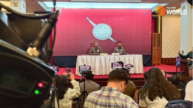 Tại cuộc họp báo chung ngày 20-3, ông Torsak (trái) và cấp phó Surachate đã lên tiếng bác bỏ những đồn đoán về "cuộc xung đột trong nội bộ Cảnh sát Hoàng gia Thái Lan". Ảnh: Thai PBS