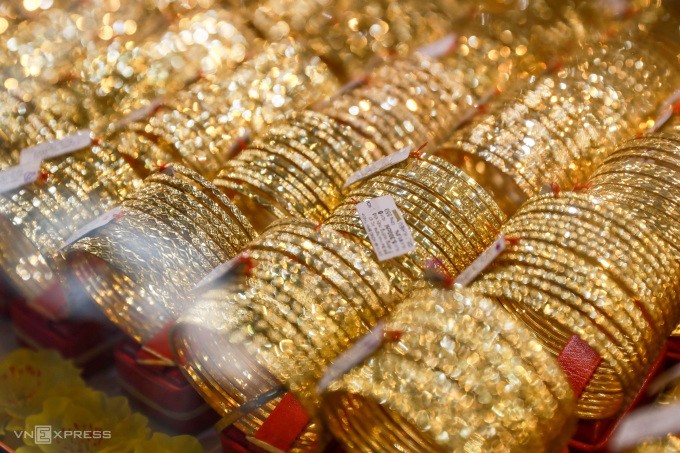 Người dân mua vàng, vàng SJC, trang sức tại tiệm vàng ở quận Bình Thạnh. Ành: Quỳnh Trần