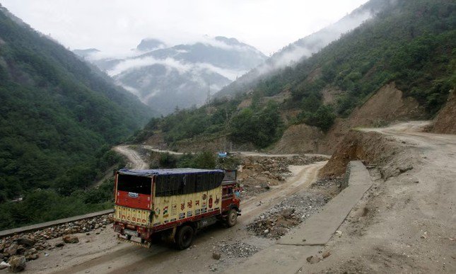 Một chiếc xe tải chở khí hóa lỏng (LPG) chạy trên đường cao tốc Tezpur-Tawang ở bang Arunachal Pradesh ngày 29/5/2012. (Ảnh: Reuters)