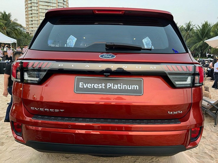 Cận cảnh Ford Everest Platinum vừa ra mắt tại Việt Nam - 3