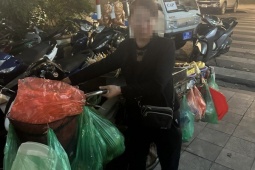 Tin tức trong ngày - Làm rõ vụ người bán hàng rong ở bờ hồ Hoàn Kiếm bị tố “ăn vạ” để đòi tiền