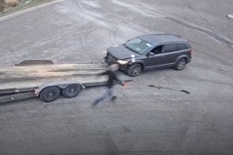 Phi thường - kỳ quặc - Video: Ô tô bất ngờ trôi ngược ra phía sau, tài xế có màn cứu hộ như cảnh trong phim hài