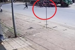 Tin tức trong ngày - Clip: Ô tô bị xe tải tông văng, người dân hốt hoảng chạy tới cứu giúp