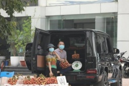 Bạn trẻ - Cuộc sống - Chuyện thật như đùa: Lái xế hộp tiền tỷ đi bán hàng rong