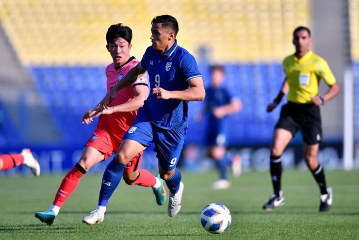 U23 Thái Lan (áo xanh) gây ra không ít khó khăn cho U23 Hàn Quốc