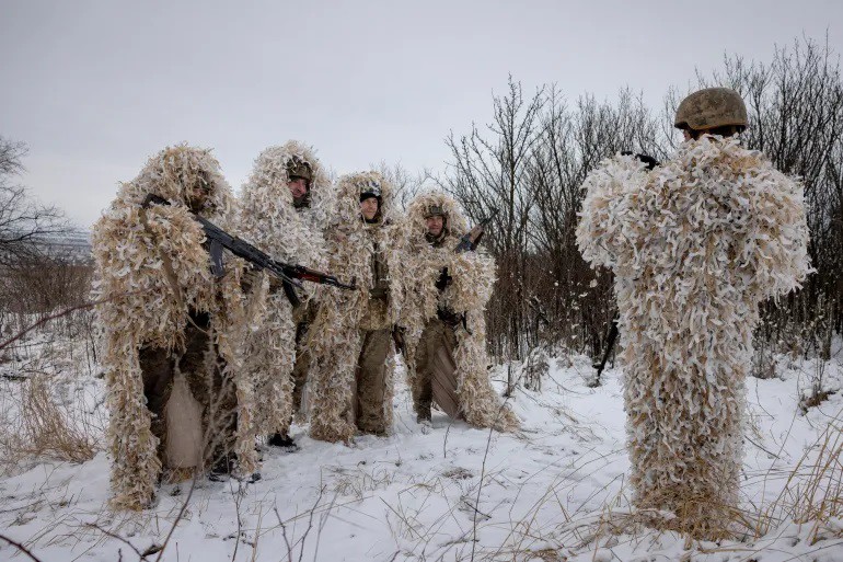 Binh sĩ Ukraine ngụy trang ở chiến trường miền Đông (ảnh: Aljazeera)