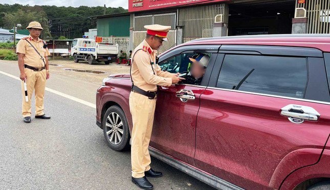 CSGT kiểm tra nồng độ cồn đối với lái xe trên địa bàn tỉnh Lâm Đồng