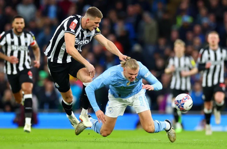 Botman dính chấn thương đầu gối trong trận thua 0-2 của Newcastle trước Man City ở FA Cup