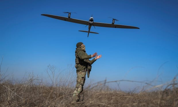 Một quân nhân Ukraine phóng UAV gần Bakhmut, vùng Donetsk ngày 12/3/2024. Ảnh: Reuters