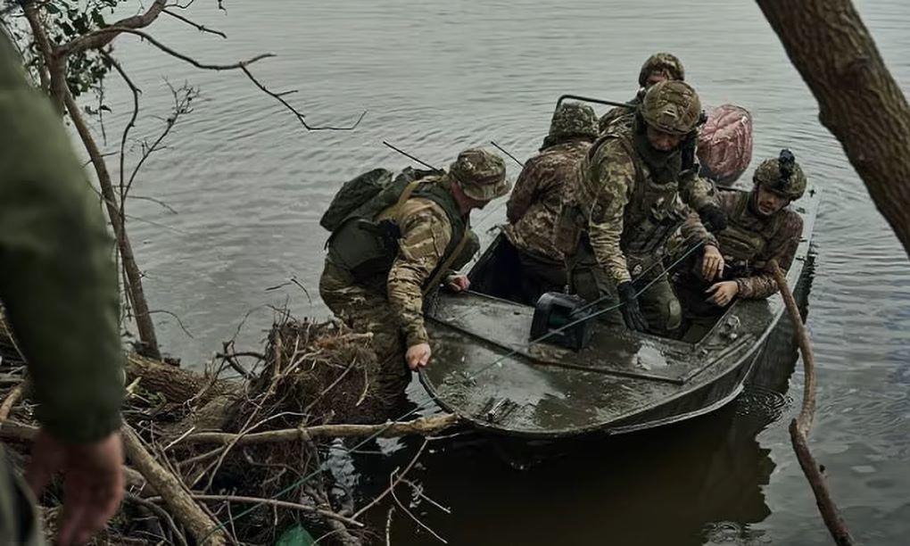 Binh sĩ Ukraine lặng lẽ vượt sông Dnipro (ảnh: Reuters)