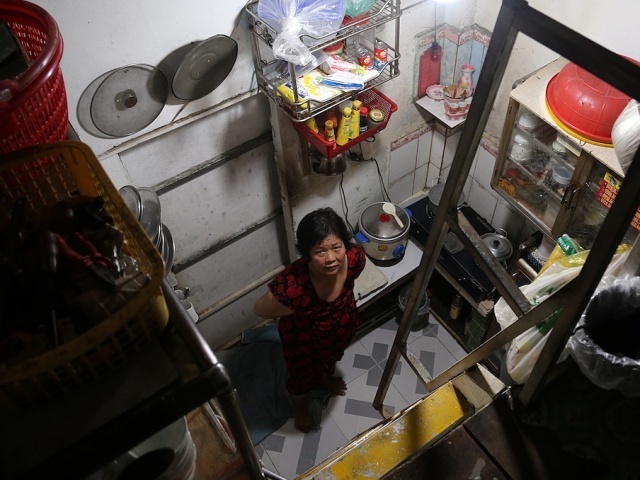 Tin tức trong ngày - Người dân sống tạm bợ hai thập kỷ vì 'bồi thường thấp'