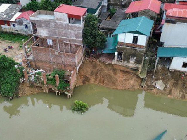 Tin tức trong ngày - Sạt lở đê sông Cầu ở Bắc Ninh: Những căn nhà bị 'nuốt' chửng