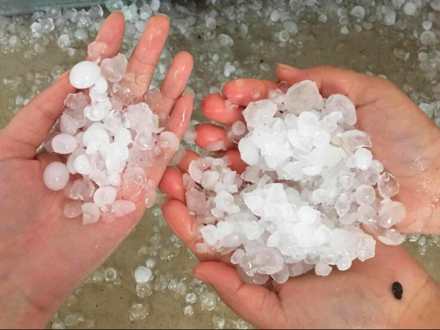 Tin tức trong ngày - Giông lốc, mưa đá bất thường làm tốc mái gần 500 nhà dân, trường học