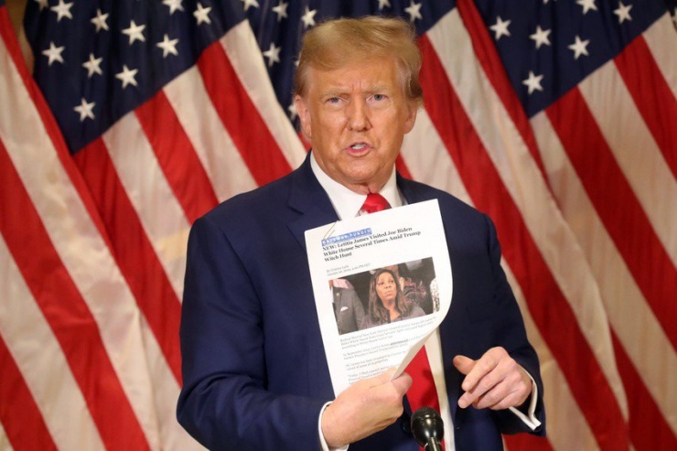 Cựu Tổng thống Mỹ Donald Trump cầm tờ giấy có ảnh của Tổng Chưởng lý bang New York Letitia James khi ông nói về vụ kiện kinh doanh ở bang New York hôm 11-1. Ảnh: GETTY IMAGES