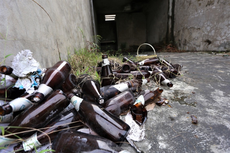 Một số vị trí được thuê làm các quán nhậu, ăn uống. Các ki-ốt chưa được thuê trở thành nơi vứt rác.