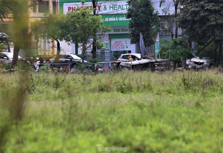 Dự án này nằm tại vị trí khu đất đắc địa 4 mặt tiền, cạnh quốc lộ 1A và giữa trung tâm thị trấn Cẩm Xuyên. Tuy nhiên, dự án từ đó đến nay chỉ là bãi đất trống, cỏ cây mọc um tùm.