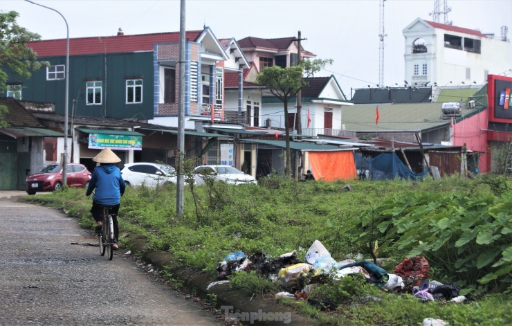 Hà Tĩnh sau đó cho điều chỉnh gia hạn 2 lần nhưng đến nay chủ đầu tư vẫn không thực hiện dự án theo tiến độ đề ra. Khu đất dự án trở thành nơi tập kết rác thải nhếch nhác, phản cảm, mất vệ sinh.