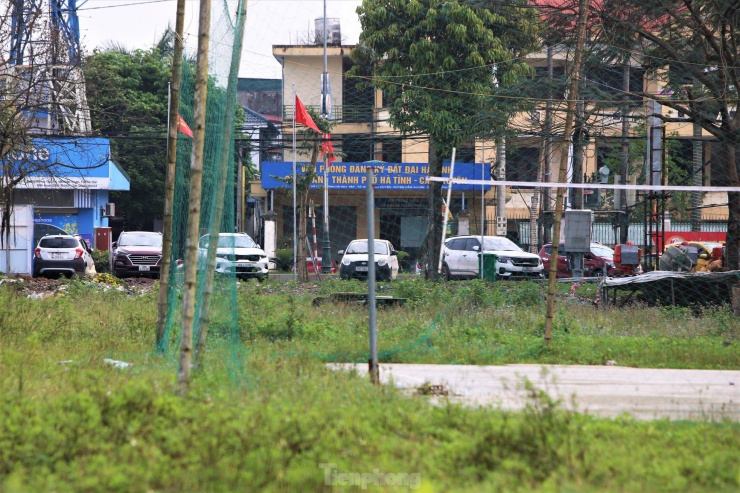 Trao đổi với PV Tiền Phong , ông Phạm Hoàng Anh - Phó Chủ tịch UBND huyện Cẩm Xuyên cho biết: “Dự án giai đoạn 2 bị chậm tiến độ kéo dài đã làm lãng phí quỹ đất và mất mỹ quan đô thị. Sau nhiều lần đề nghị, Sở Kế hoạch Đầu tư Hà Tĩnh đang trình UBND tỉnh thu hồi dự án, kêu gọi nhà đầu tư có năng lực thực hiện dự án”.