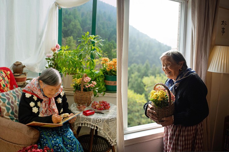 Đây là một cụ bà 92 tuổi ở Giang Tô, Trung Quốc. Mới đây, cháu gái của bà đã thuyết phục bà về sống chung cùng gia đình cô cháu gái mặc dù bà thích sống một mình ở quê.
