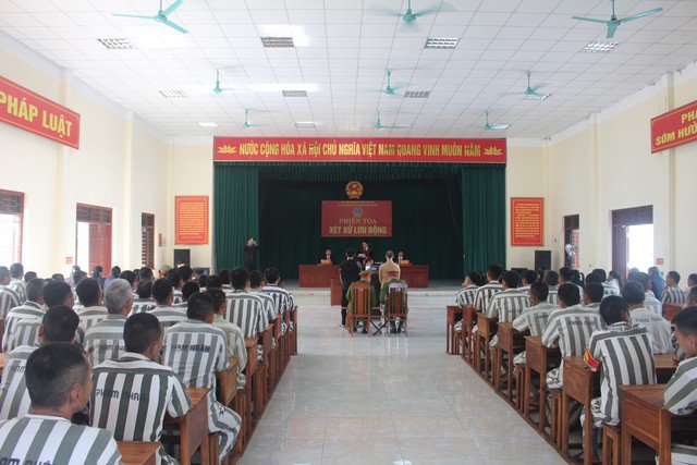Toàn cảnh buổi xét xử 2 phạm nhân bỏ trốn khỏi trại giam Xuân Hà