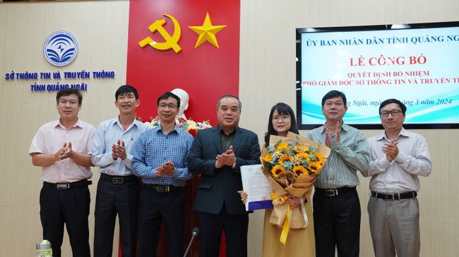 Lãnh đạo UBND tỉnh Quảng Ngãi tặng hoa chúc mừng bà Huỳnh Thị Thu Thủy.