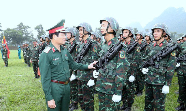 Thượng tướng Nguyễn Tân Cương - Tổng Tham mưu trưởng Quân đội nhân dân Việt Nam, Thứ trưởng Bộ Quốc phòng, kiểm tra việc luyện tập của các khối tham gia diễu binh, diễu hành.