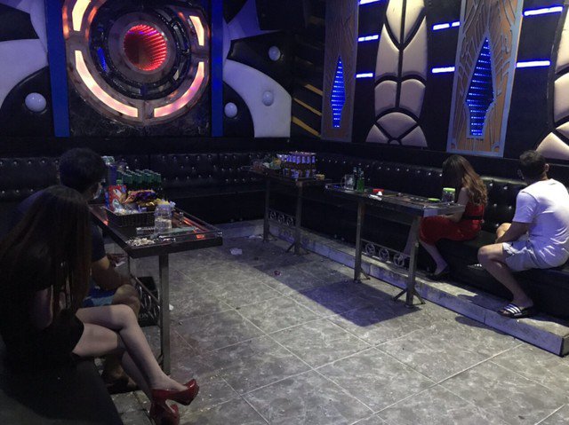 Cần lên án mạnh nạn “bán" thiếu nữ vào quán karaoke làm nhân viên - (ảnh minh hoạ).