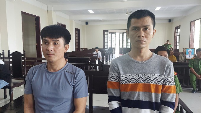 Ngô Hoàng Thọ (trái) và Phạm Hồng Qui tại tòa ngày 22/1. Ảnh: Phước Thanh