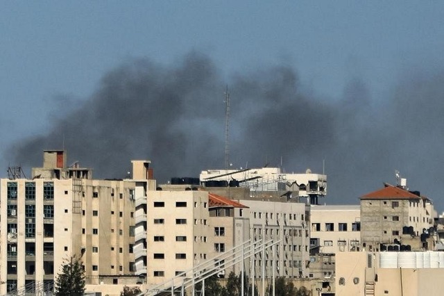 Khói bốc lên trong cuộc đột kích của Israel vào bệnh viện Al Shifa hôm 21-3. Ảnh: Reuters