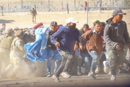 Thế giới - Video: Vệ binh Texas bất lực, trăm người di cư phá rào thép gai vượt sang đất Mỹ