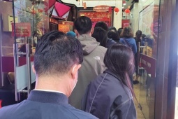 Kinh doanh - Giá vàng lao dốc sau đề xuất xoá bỏ độc quyền, nên mua vào hay bán ra?