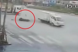 Tin tức trong ngày - Clip: Phóng xe máy như bay tông ngang xe tải, tài xế ngã gục