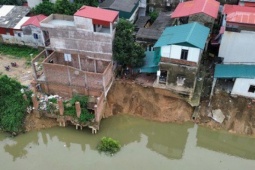 Tin tức trong ngày - Sạt lở đê sông Cầu ở Bắc Ninh: Những căn nhà bị 'nuốt' chửng