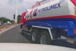 Tin tức trong ngày - Xe bồn chở xăng dầu va ô tô trên đường Phạm Văn Đồng làm nhiều người thót tim