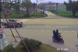 Ô tô - Clip: Bán tải mắc lỗi khi sang đường bị xe tải đâm nát một bên