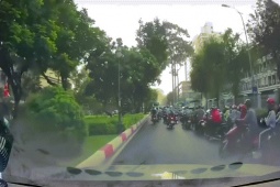 Xe máy - Xe đạp - Clip: Hy hữu bố chở con đi học rơi xuống đường ngay trước đầu ô tô