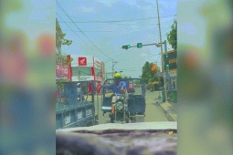 Xe máy - Xe đạp - Clip: Bức xúc hai xe ba gác chình ình giữa đường "tâm sự với nhau"