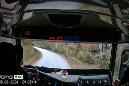 Ô tô - Clip: Thót tim tài xế thoát chết trong gang tấc khi xe tải đổ đèo