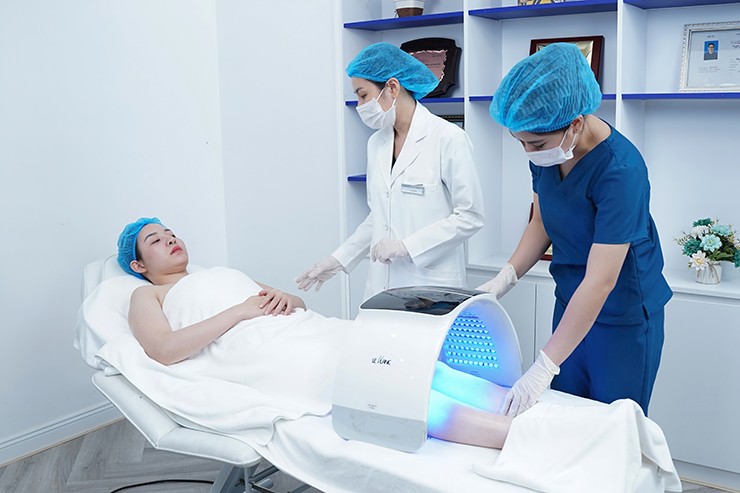 Bác sĩ Diễm thực hiện phương pháp trắng da Glubel cho khách hàng