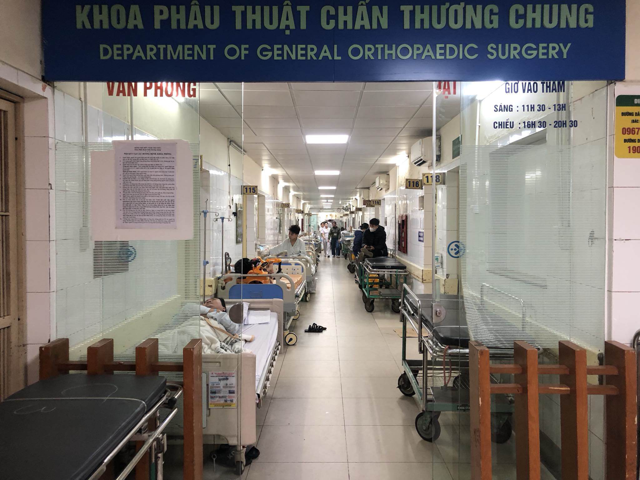 Các khoa phẫu thuật chấn thương của BV Việt Đức luôn trong tình trạng đông đúc, bệnh nhân phải nằm ra cả ngoài hành lang